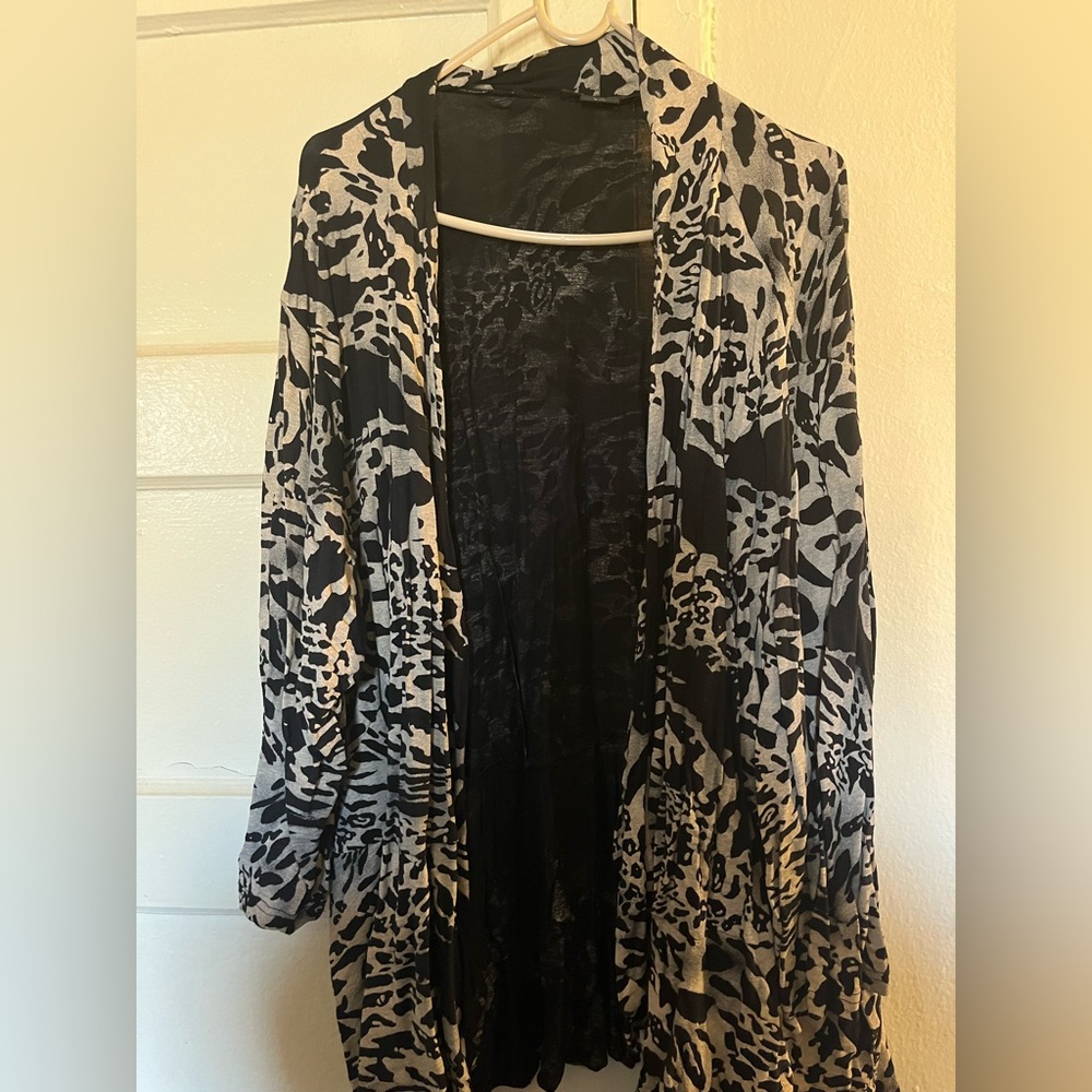 Chicwe’s black & cream kimono with black pattern